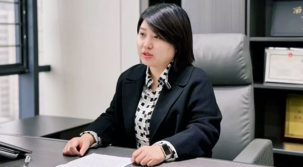 1-黄乐接受采访.jpg
