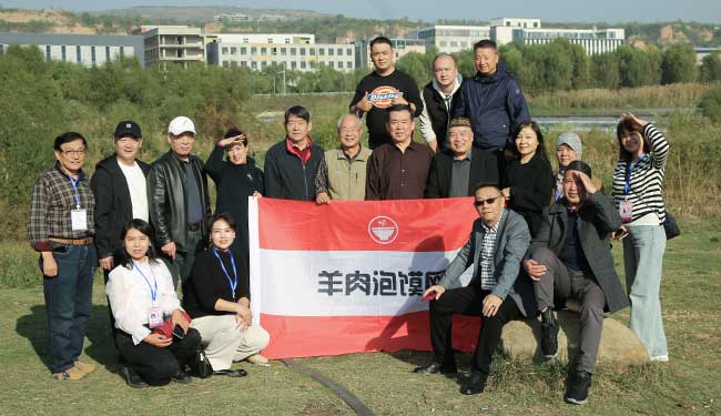 01草地合影.jpg